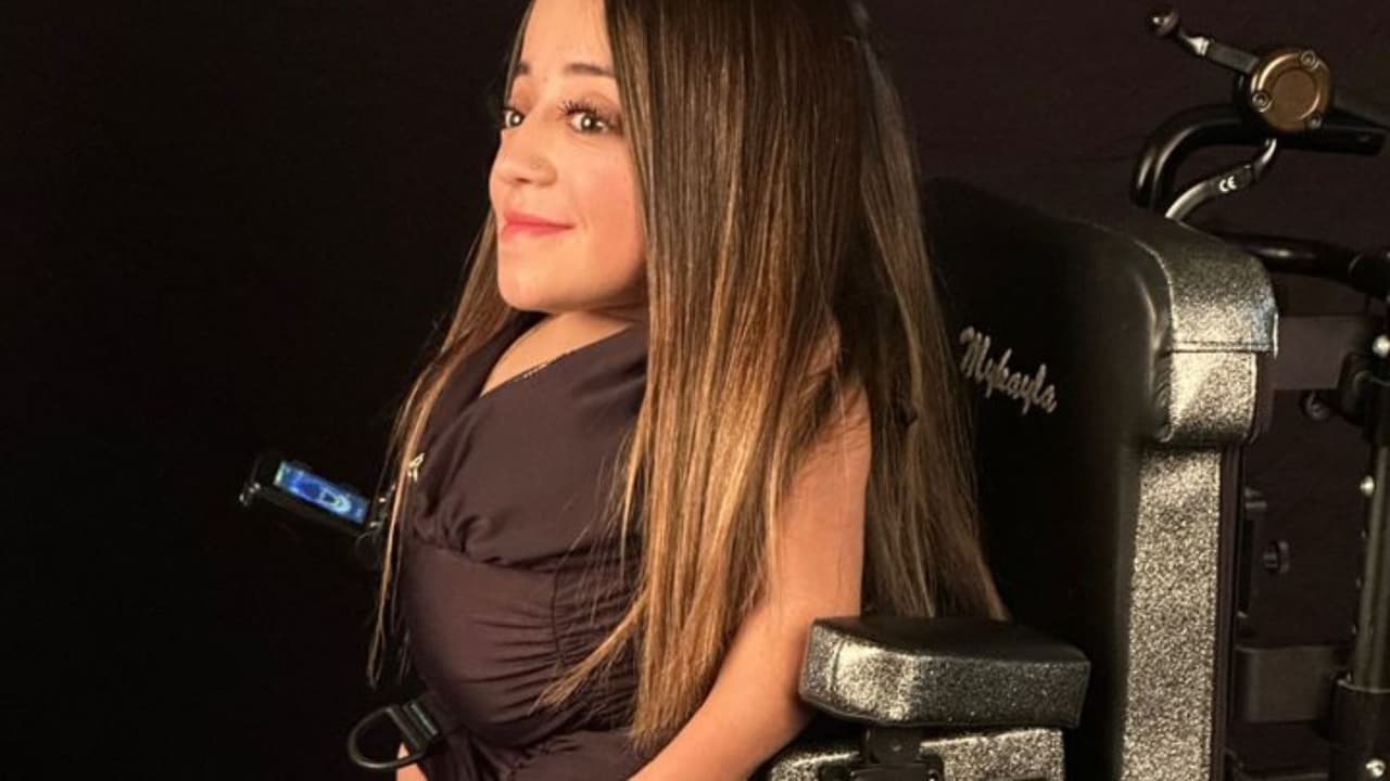 Roban silla de ruedas a estudiante hispana con enfermedad de huesos quebradizos: busca ayuda para recuperarla