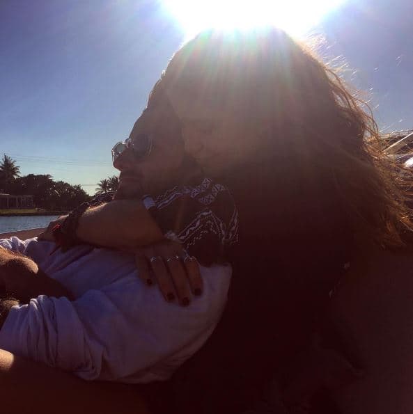 Su romance con un guapo y encantador cantante lo ha tenido muy escondidito.