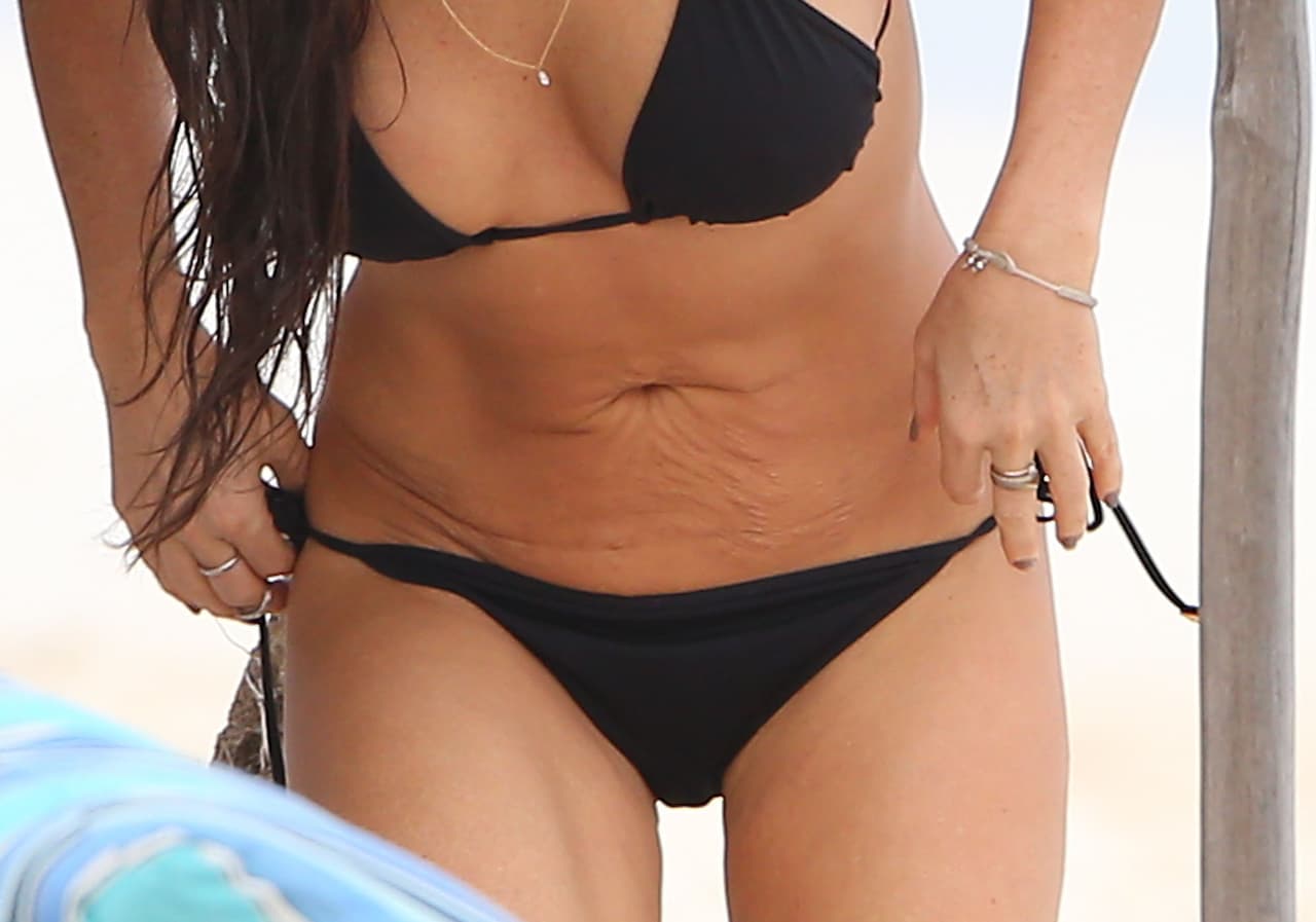 Como esta fotito, en la que su vientre muestra algunas estrías, posiblemente de sus embarazos.