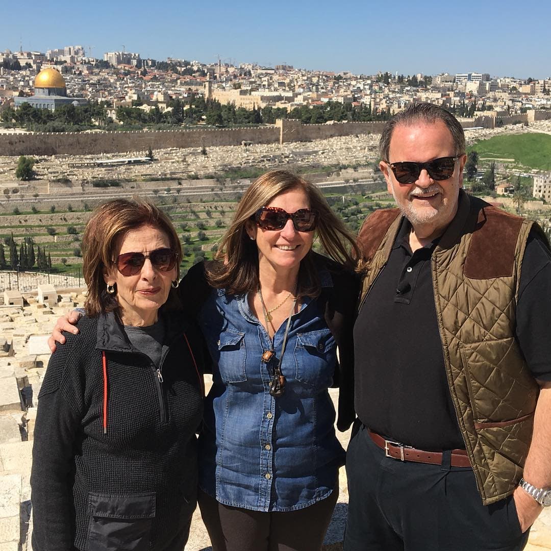 Aquí lo vemos acompañado de su esposa Millie y su suegra.