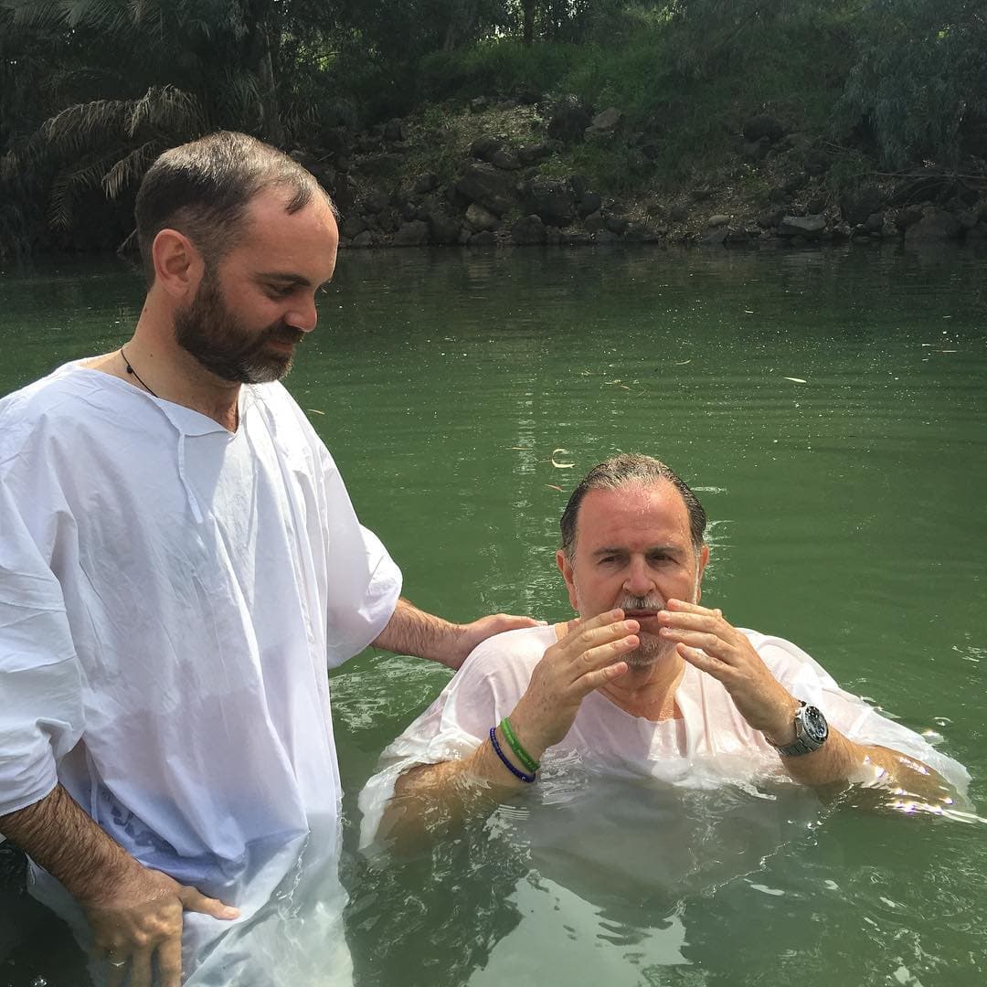 Raúl de Molina renovó su bautizo en el Río Jordán.