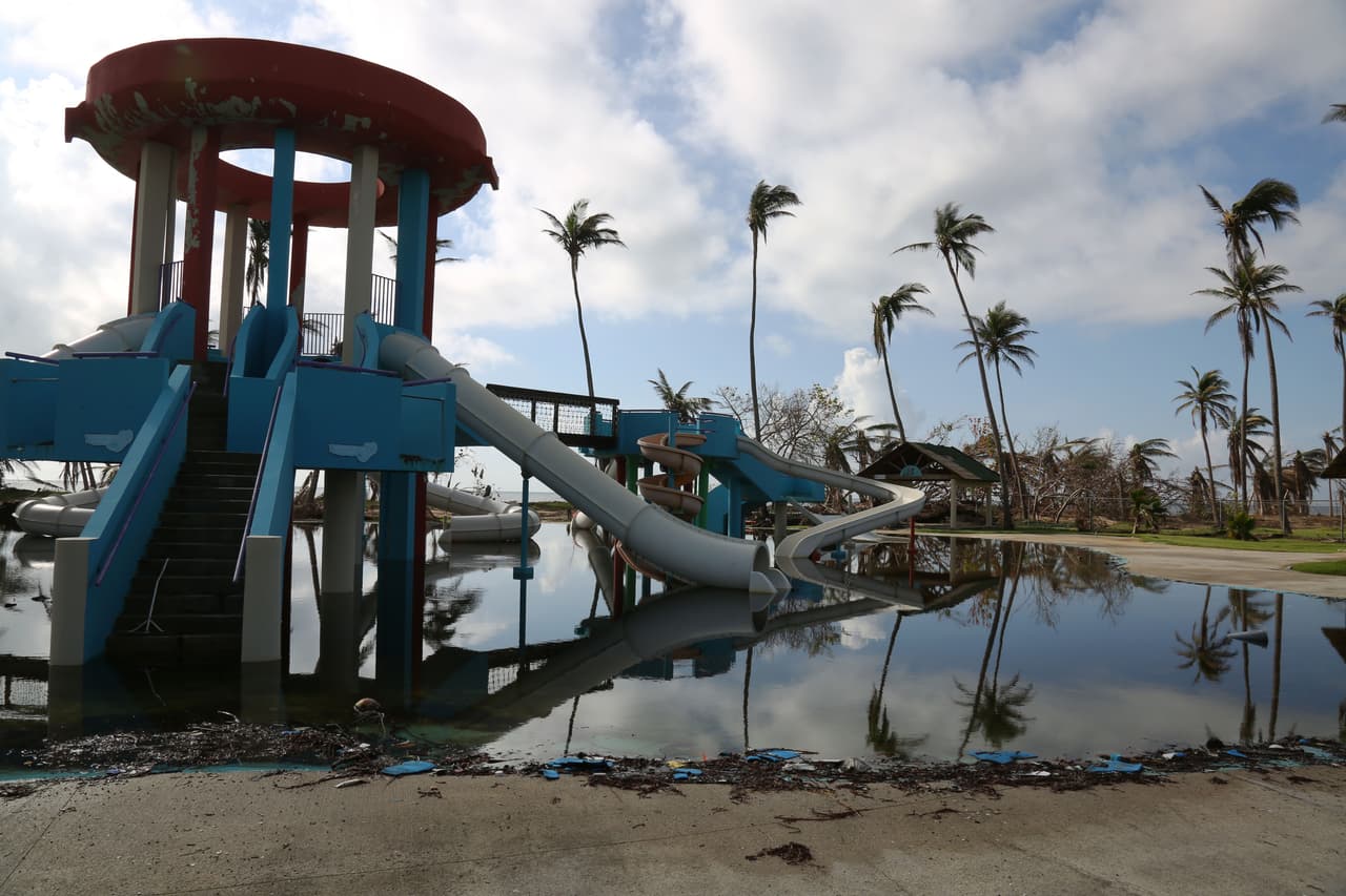Las instalaciones de un parque acuático infantil afectadas por el huracán María en Pinta Santiago, Humacao.