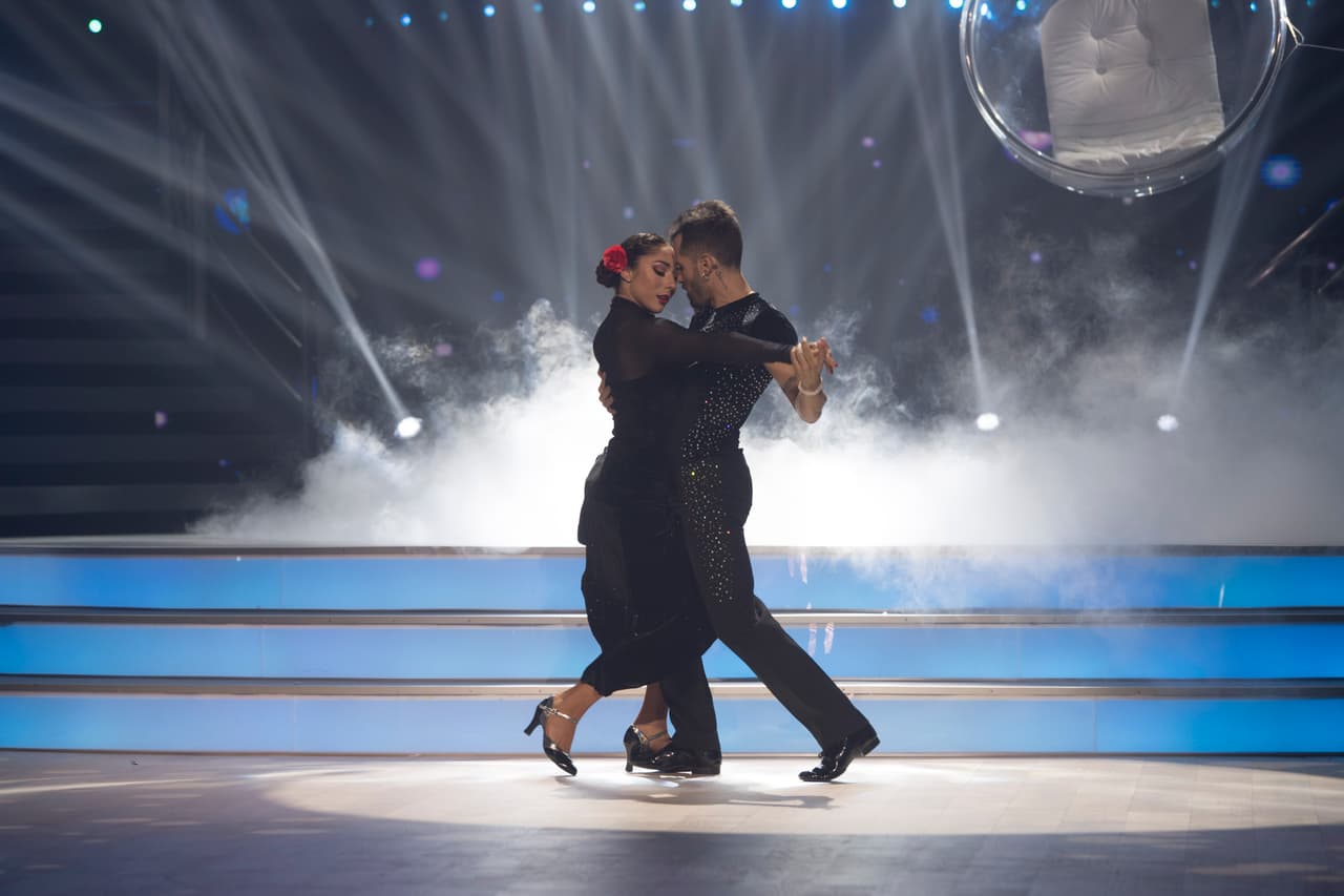 Sin embargo, Mike bailó y muy bien, liberado de la tensión y como el profesional que es. "Siento que soy una persona que ha venido más que a bailar a ser
<b>real y honesto</b>", compartió.