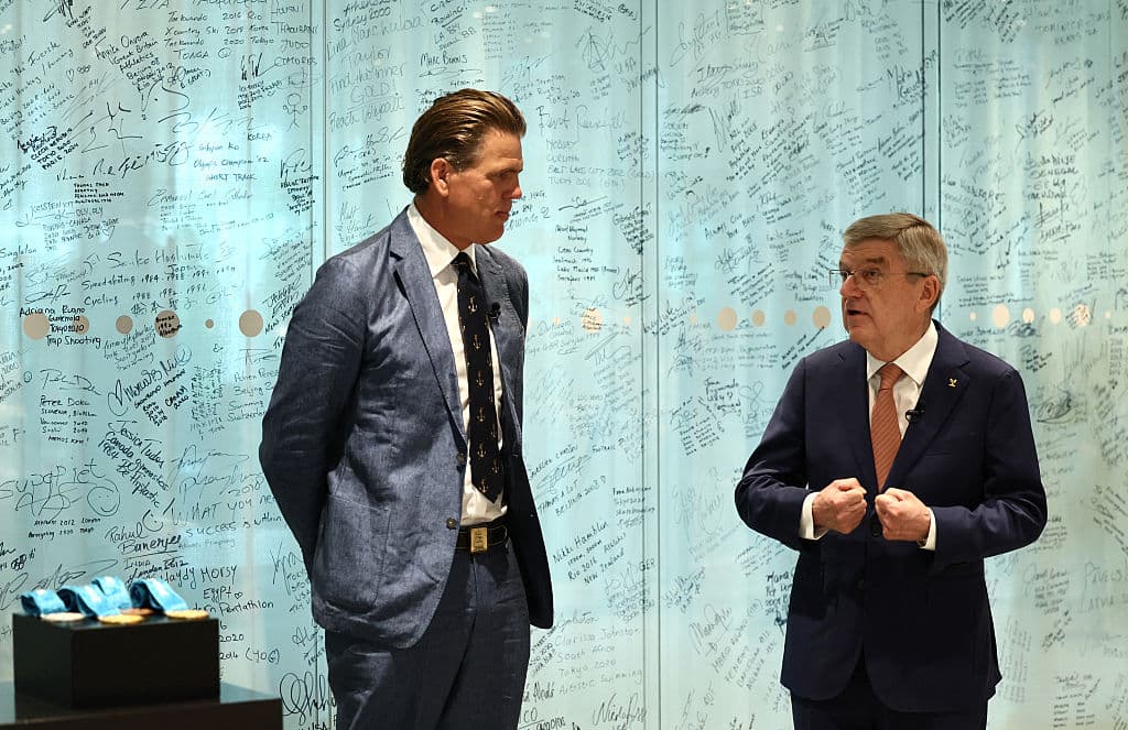 El presidente del Comité Olímpico Internacional, Thomas Bach, presidió la inusual ceremonia de entrega de medallas. Al legendario nadador le dijo: "Esperamos también darte
<b>un momento de alivio y alegría</b> que te ayude ahora en el proceso de superar lo que tuviste que pasar con esta tragedia”.