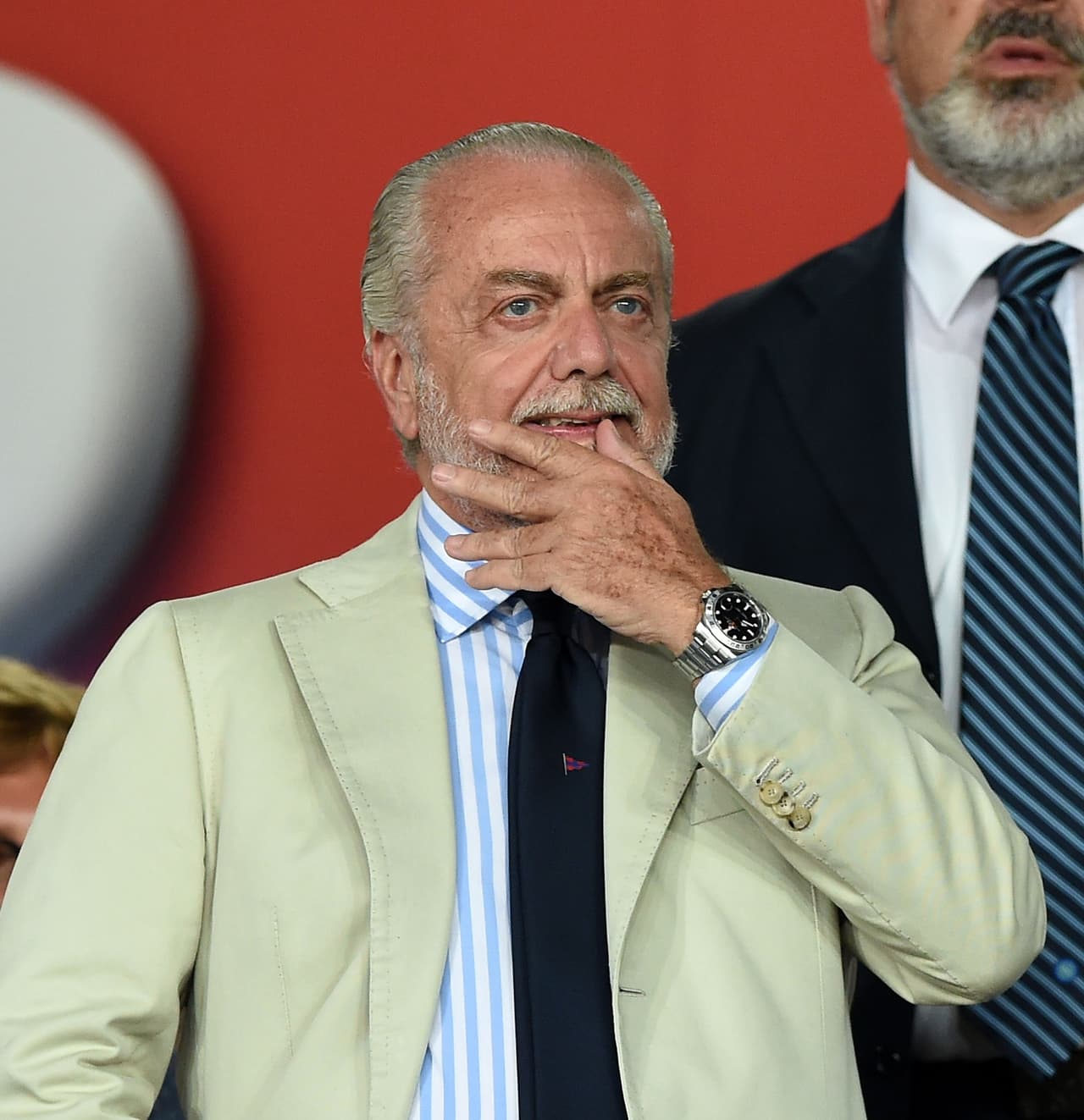 Cuando todo parecía cerrado con el Napoli, Aurelio de Laurentiis, productor de cine y presidente del club, no aceptó ceder los derechos de imagen del mexicano.
