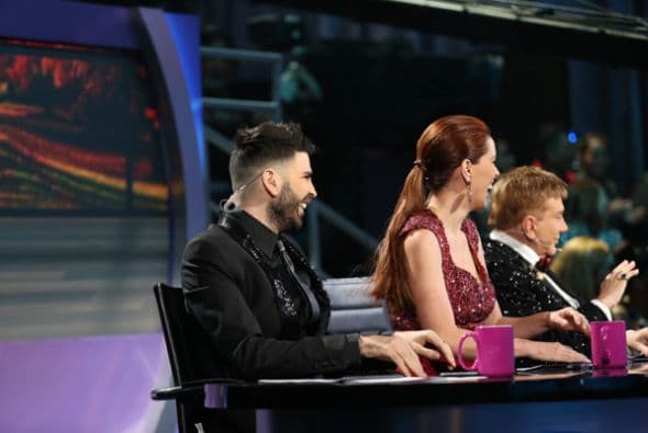 La gala arrancó con un homenaje a Selena. Las chicas se lucieron como nunca en unos retos que fueron diseñados para cada una de ellas. Mariana tuvo su propio show junto a Carlos Calderón, Francisca se robó el show con su personaje de Mela la Melaza, Clarissa se llevó senda ovación gracias a su merengue, Catherine imitó a JLo y Nathalia interpretó a Catalina Creel junto al actor Sebastián Ligarde. La hondureña Nathalia Casco ha demostrado ser imbatible en esta temporada de Nuestra Belleza Latina. Y es que al parecer no hay quien la baje del trono de la belleza. ¡Hasta a su BFF, Geisha, sacó de la competencia!