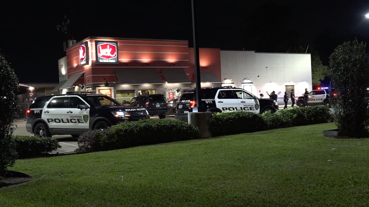 Un hombre hispano, de aproximadamente 50 años, entró al establecimiento ubicado en la cuadra 2200 de Little York.