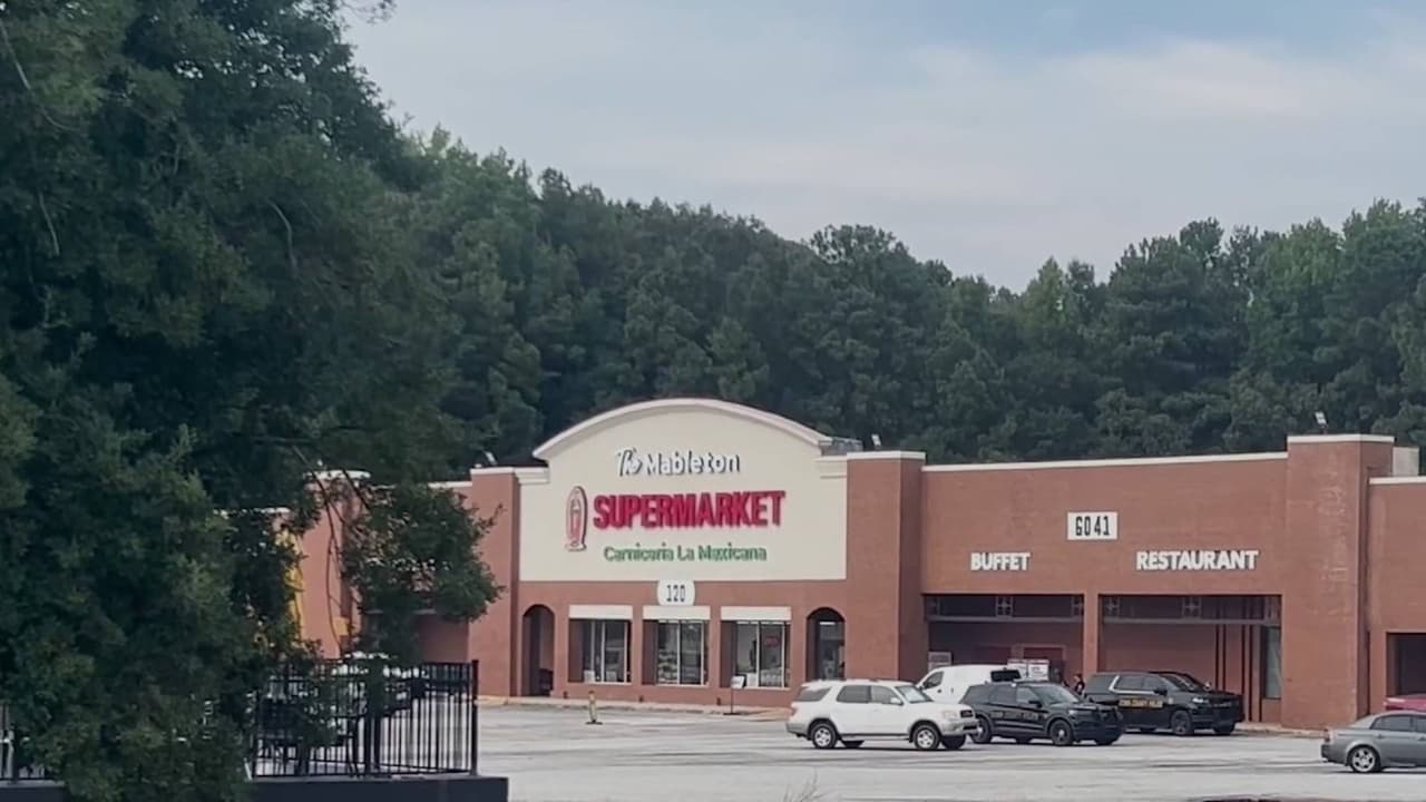 Hombre hispano enfrenta seis cargos tras amenazar con un cuchillo a una familia en Georgia