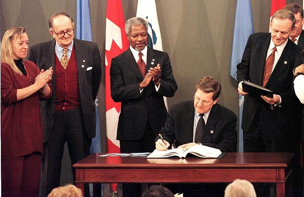 El evento de Oslo pautó el acuerdo sobre la prohibición de minas antipersonales que se abriría a la firma en Ottawa, Canadá, 
<b>por los estados miembros a partir de diciembre de 1997.</b>
<br>
<br>Para poder formar parte de la prohibición de las minas terrestres, los estados firmantes han tenido que declarar consentimiento formal, y una vez aprobado por el Secretario General de la ONU, el Convenio entra en vigor para ese estado a los seis meses.
<br>
<br>En la foto, la firma el Tratado de Prohibición Global de Minas Terrestres en Ottawa, Canadá, el 3 de diciembre de 1997.