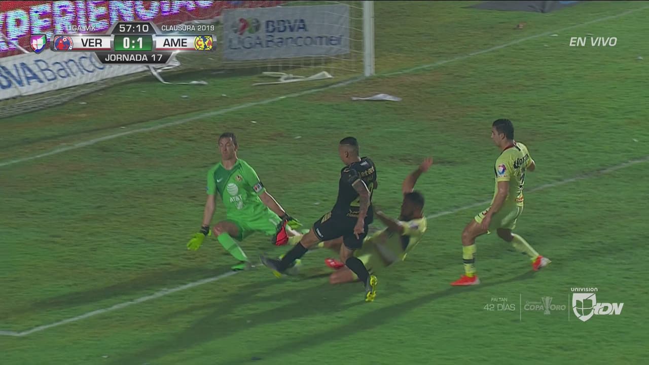 Chávez controló dentro del área y entre 'Marche' y un defensa salvaron al América