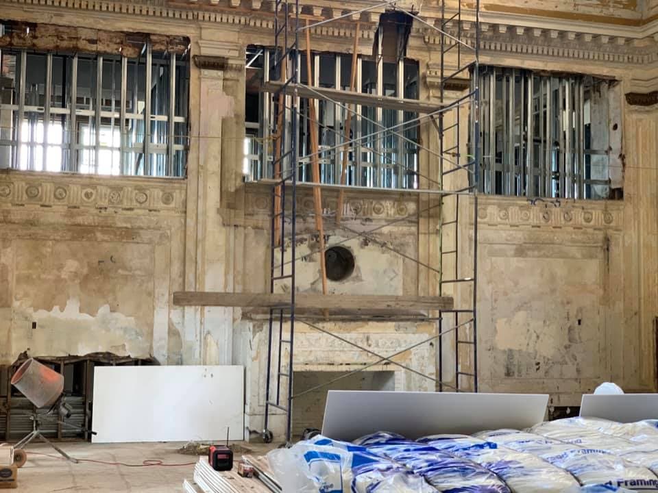 Debido al repunte de casos de coronavirus en el condado, se decidió adaptar el calendario de construcción, ya que tendrán menos trabajadores en sitio, lo que alentará el proyecto.