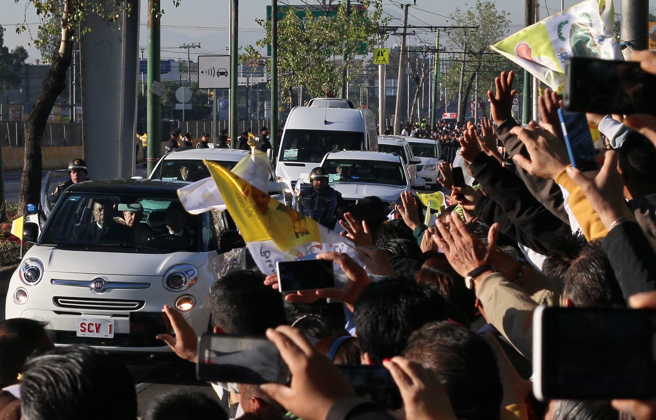 Decenas de personas esperan al Papa en las calles de la ciudad.