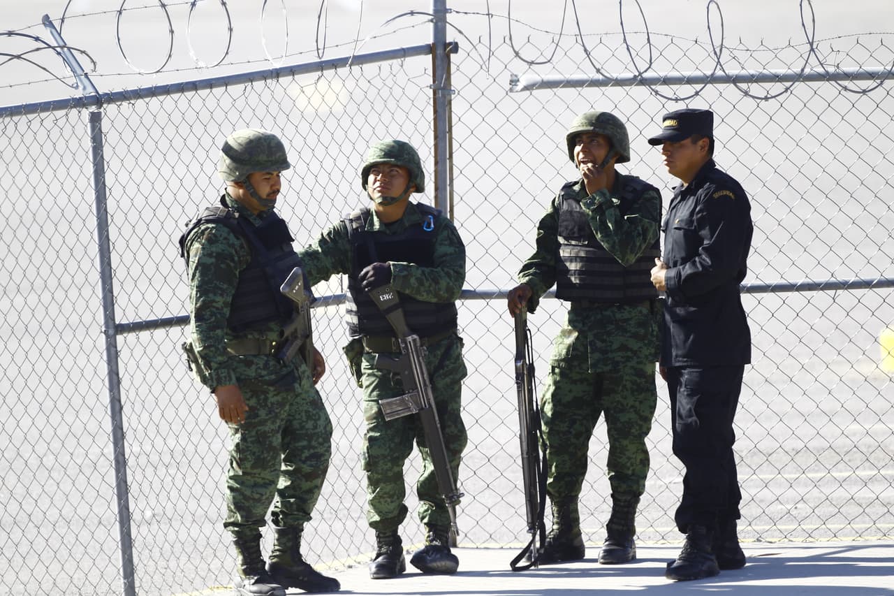 Soldados mexicanos y un guardia vigilan el Cereso 3 de Ciudad Juárez a la espera de la llegada del Papa.