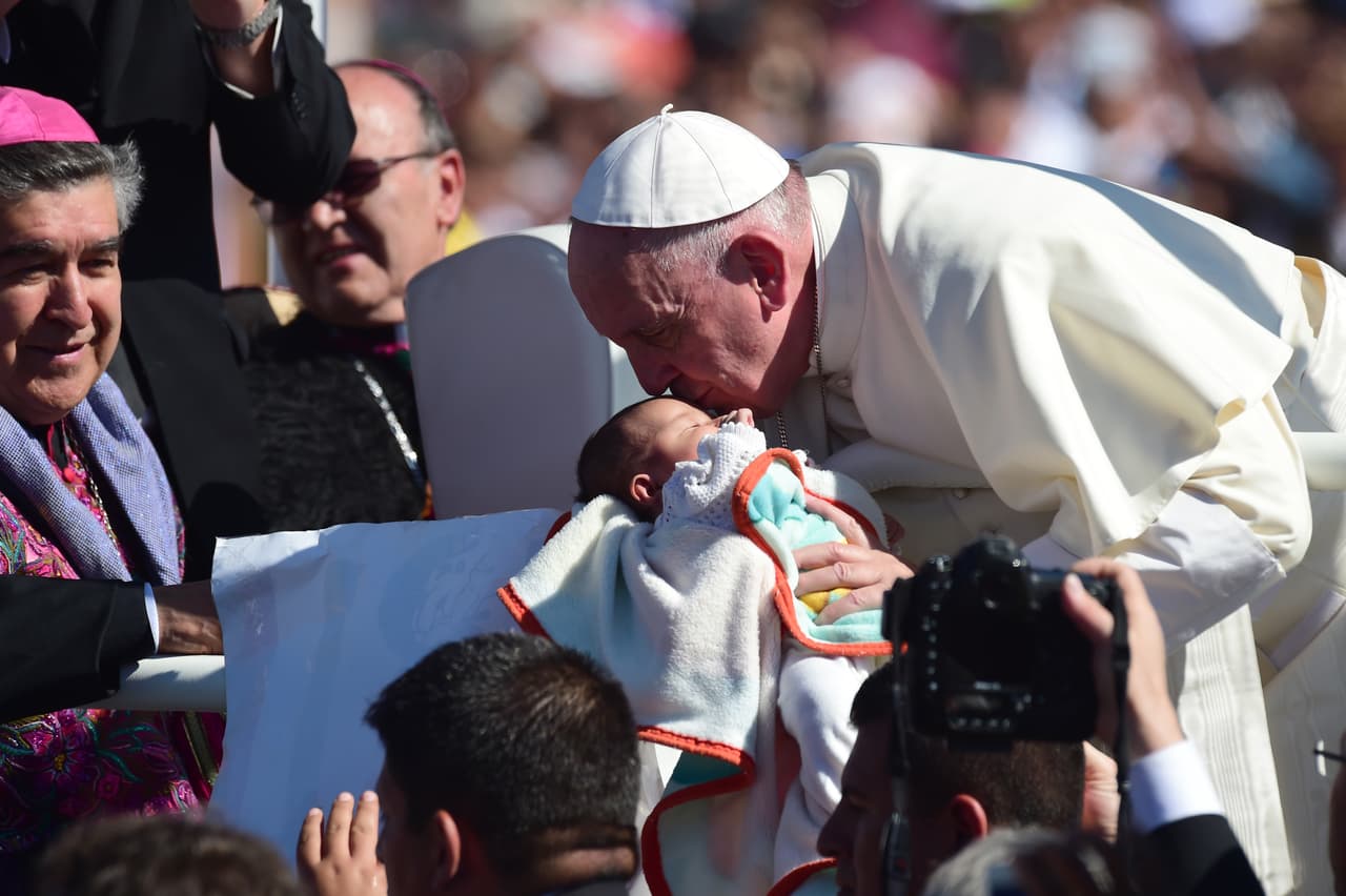 Francisco besa a un bebé recién nacido a su llegada a Ciudad Juárez