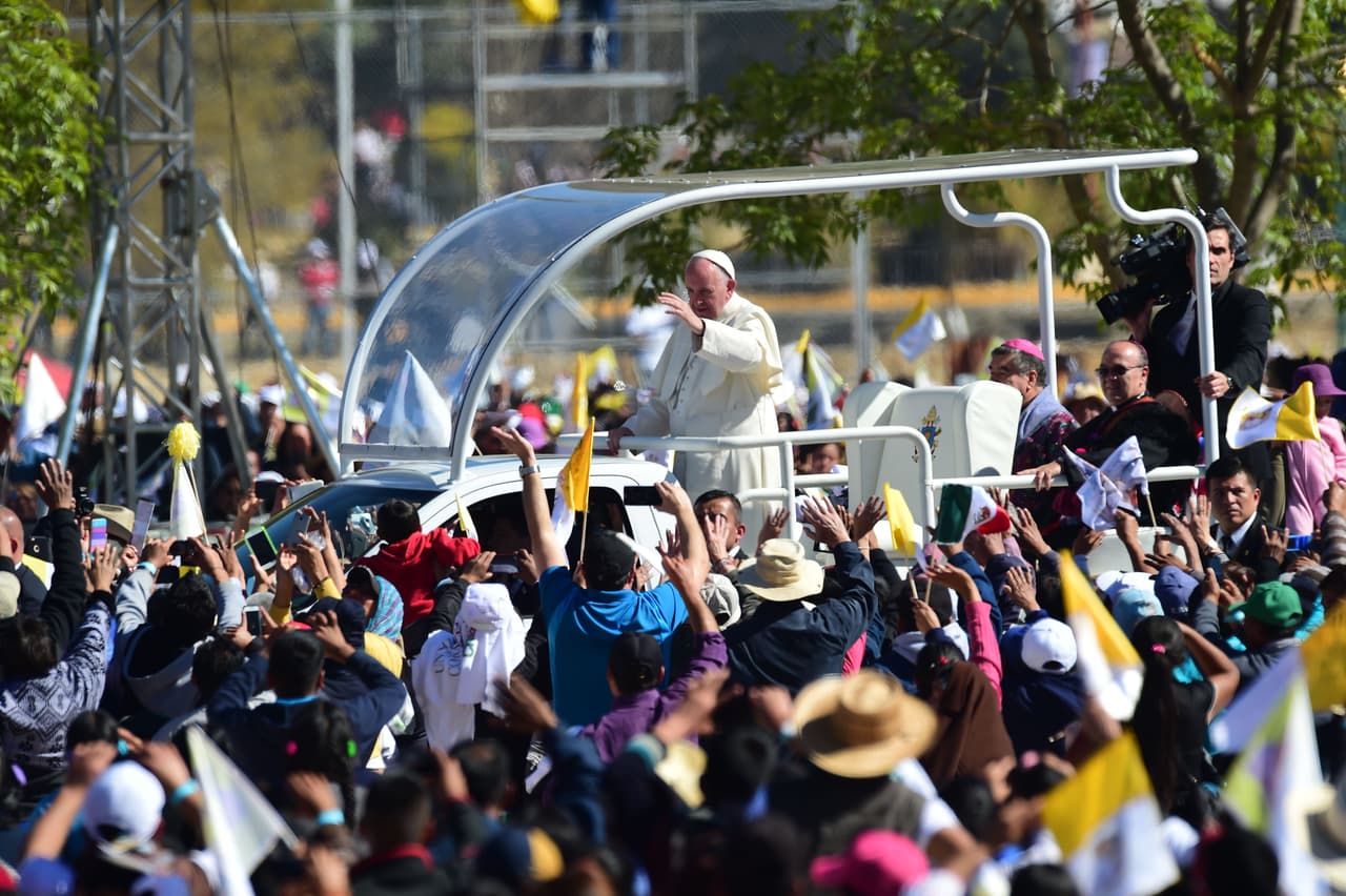 Una multitud de fieles recibieron al Papa a su llegada a Ciudad Juárez. Francisco recorre las calles a bordo del Papamóvil.