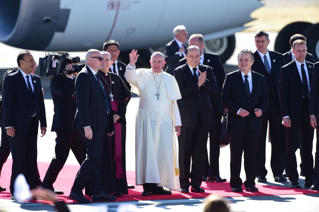 El papa Francisco posa al llegar al Aeropuerto Internacional de Ciudad Juárez.