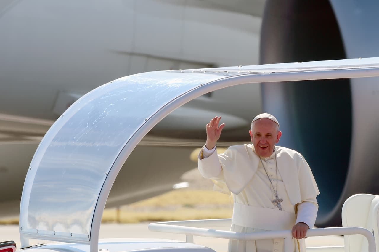 Luego de aterrizar, el Pontífice abordó el papamóvil y comenzó su recorrido.
