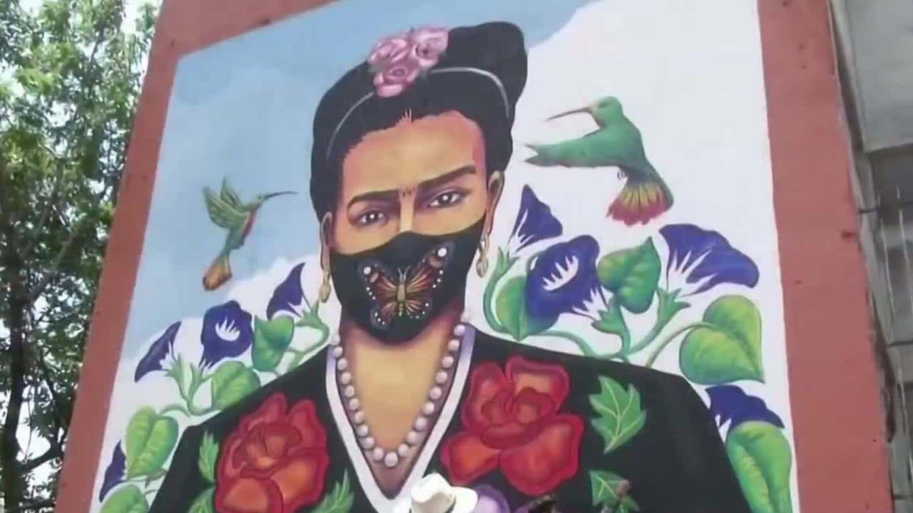 Y si hablamos de cubrebocas, no podemos pasar por alto este mural de la 
<a href="https://www.univision.com/shows/despierta-america/frida-kahlo-se-pone-a-tono-en-plena-pandemia-pintan-a-la-famosa-artista-usando-mascara-cubrebocas-video">pintora mexicana Frida Kahlo</a>, donde la retratan portando uno.