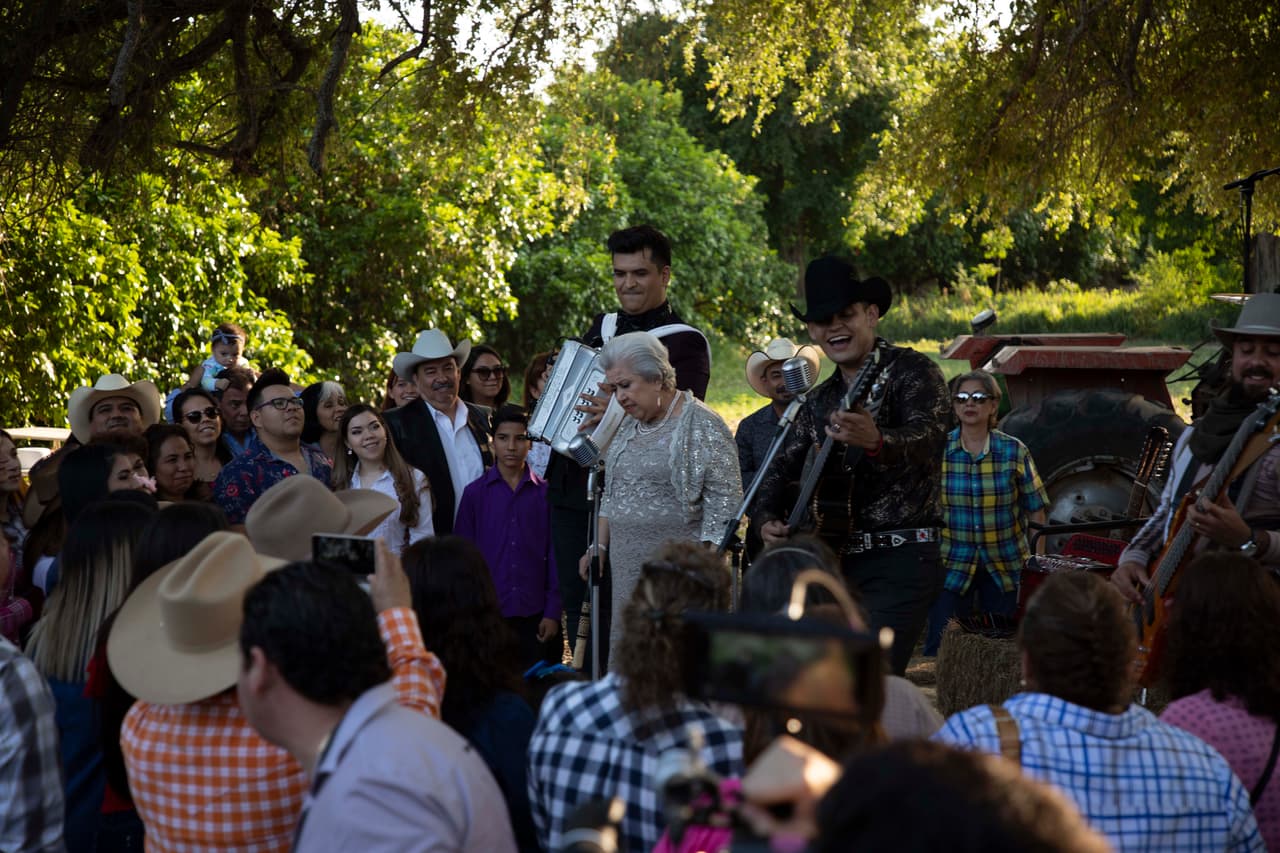 "A mí papá no le gustaba eso (de que fuera a cantar). Había un señor que tenía dos hijas, allá en otro rancho y él sí las traía por donde quiera, pero 
<b>a mi papá no le gustaba</b>", comentó.