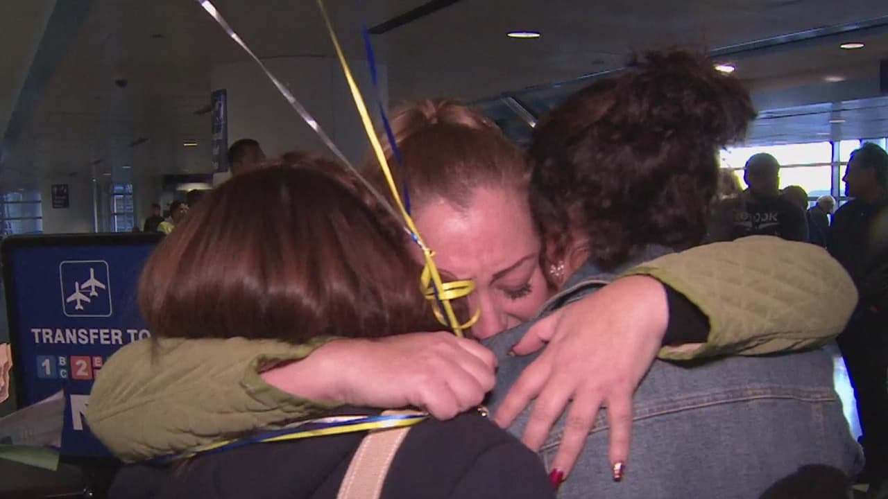 Madre vuelve a ver a sus hijas 11 años después de que el padre las sacara del país sin su consentimiento