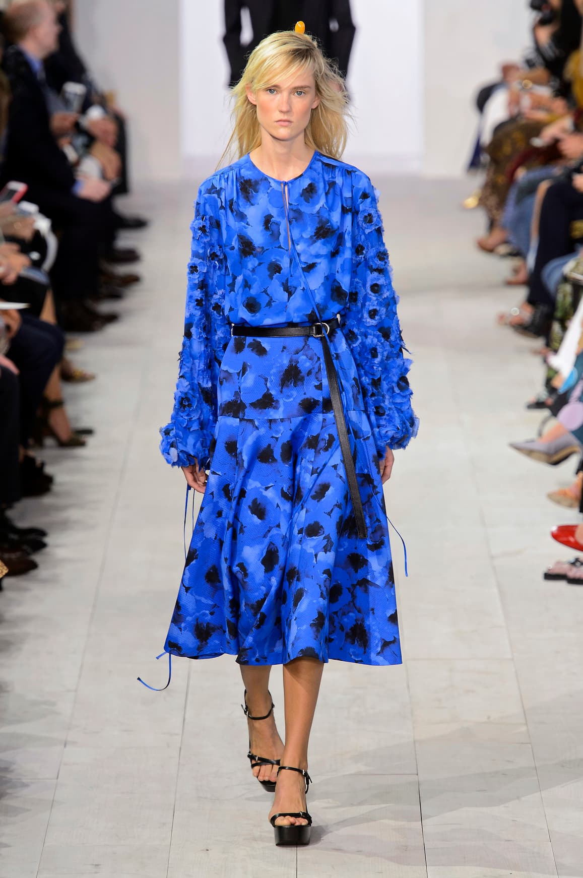 El vestido que usó en esa ocasión la primera dama lo diseñó 
<b>Michael Kors </b>para la colección 
<b>Spring 2016</b> y aún se vende
<b> por un valor de <a href="http://www.saksoff5th.com/main/ProductDetail.jsp?PRODUCT%3C%3Eprd_id=845524442151770&site_refer=AFF001&mid=38801&siteID=gcdL_ATRVoE-oT_2gaM9r9582qpetF3Otw">613 dólares</a></b>
