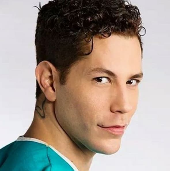 Y para cerrar con broche de oro su rebeldía es un “vivo”, un transa, y siempre está metiéndose en negocios ilegales.