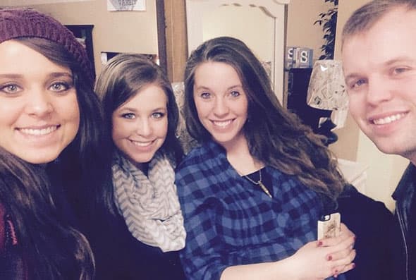 Los Duggar dijeron que Josh "solamente" las tocó mientras estaban dormidas, por encima de su ropa.