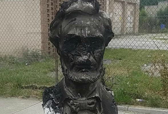 Queman un busto de Abraham Lincoln al suroeste de Chicago