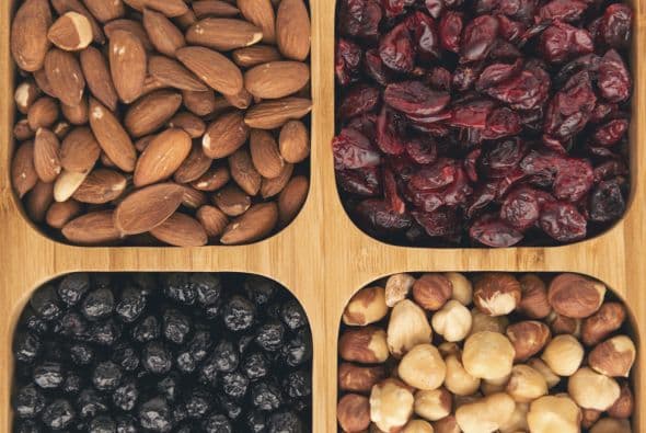 Mix de frutos secos Otra sugerencia de Richard. Combina partes iguales de pasas, arándanos, almendras sin sal agregada, castañas de cajú, maní y chocolate amargo, para desayunar 'on the go' y cargar las baterías para enfrentar la jornada.