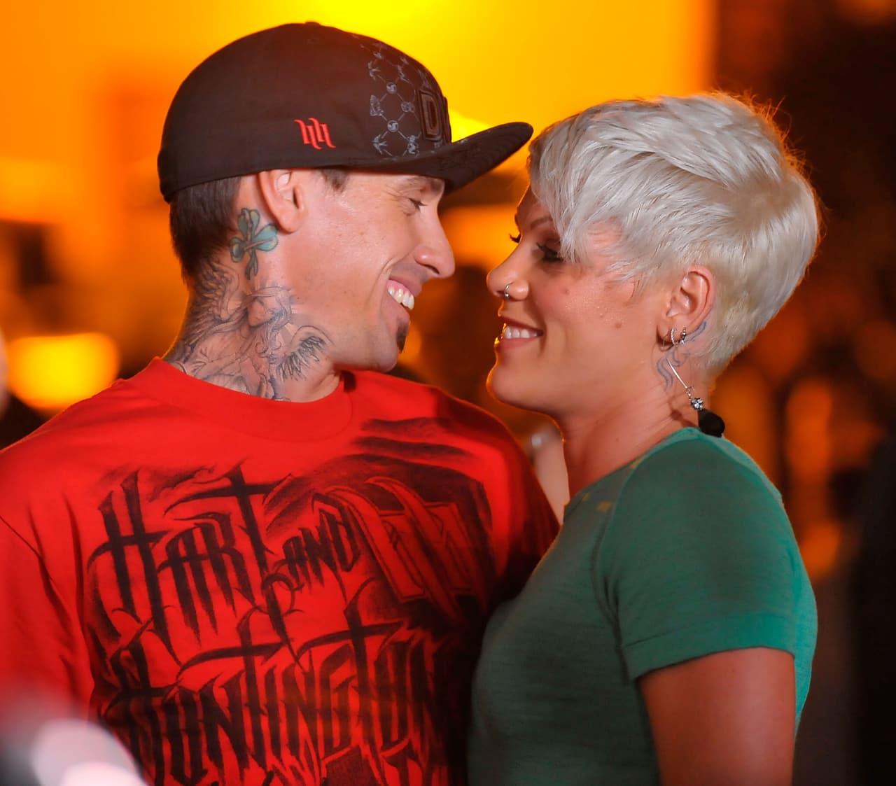 Pink conoció en 2001 al entoncespiloto profesional de motocross, Carey Hart.