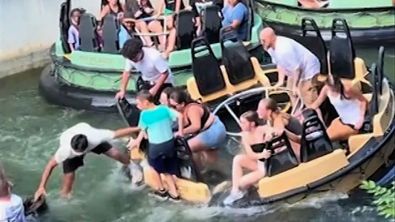 Un video revela el momento en que algunas personas saltan al agua desde una atracción en el parque Six Flags en Arlington. Texas.