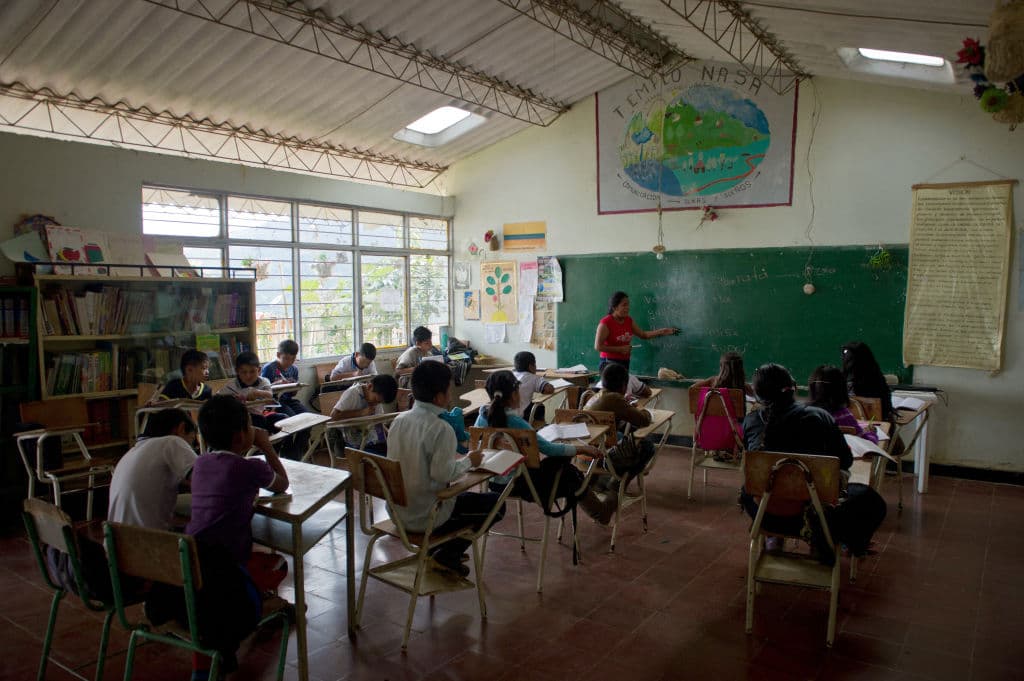 Alertan sobre normas escolares en Florida que enseñan sobre la persecución anticomunista