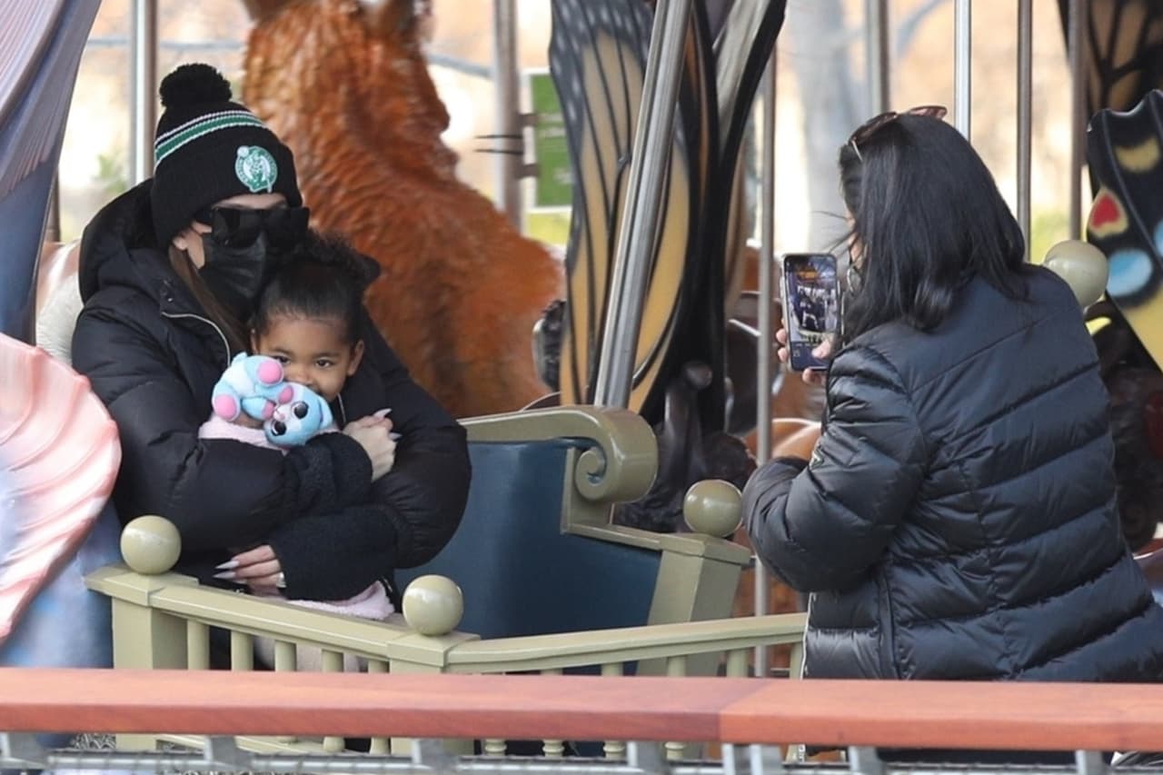 Además del anillo de diamantes, la menor de las Kardashian fue fotografiada usando una gorra de los Celtics.