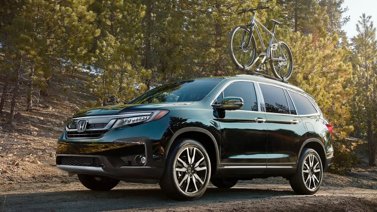 <h3 class="cms-h3-H3"><b>7. Honda Pilot</b></h3>
<br>
<b>Precio inicial: $31,450</b>
<br>
<b>Diferencial porcentual de precio sobre modelo de un año de uso: 12.8%</b>
<br>
<b>Diferencial de precio en dólares sobre modelo de un año de uso: $4,518</b>
<br>La SUV grande con tres filas de asientos de Honda, una de las favoritas del público estadounidenses, se ha ganado a través de tres generaciones una merecida reputación de buena calidad y gran versatilidad para familias numerosas. No nos extraña conseguirla en este ranking.