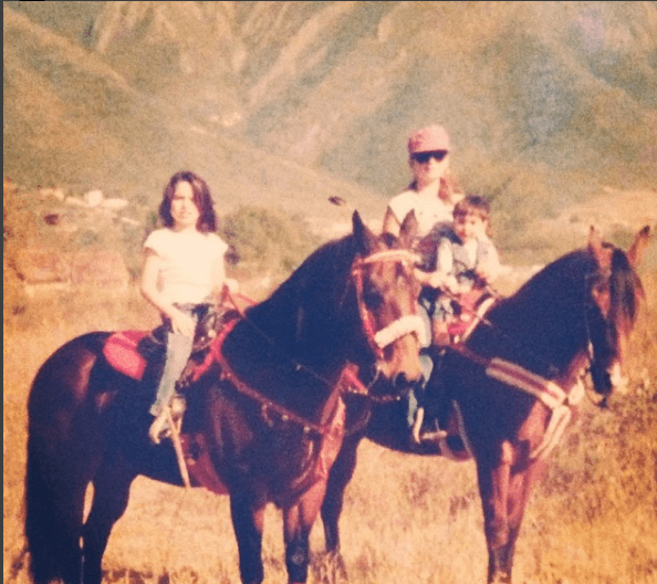 Cuando era pequeña solía dar paseos en caballo junto a su mamá y su hermano.
