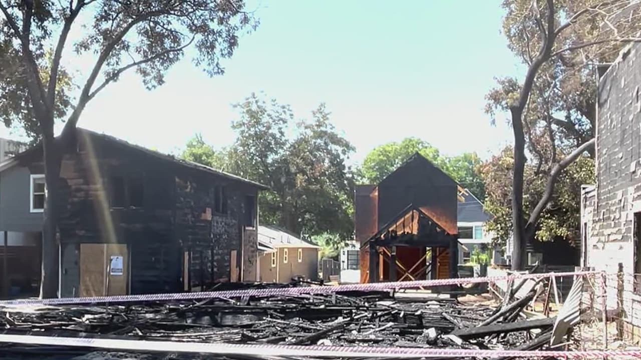 Acusan a desamparado de incendiar una casa en construcción en Austin y provocar daños de hasta $1 millón