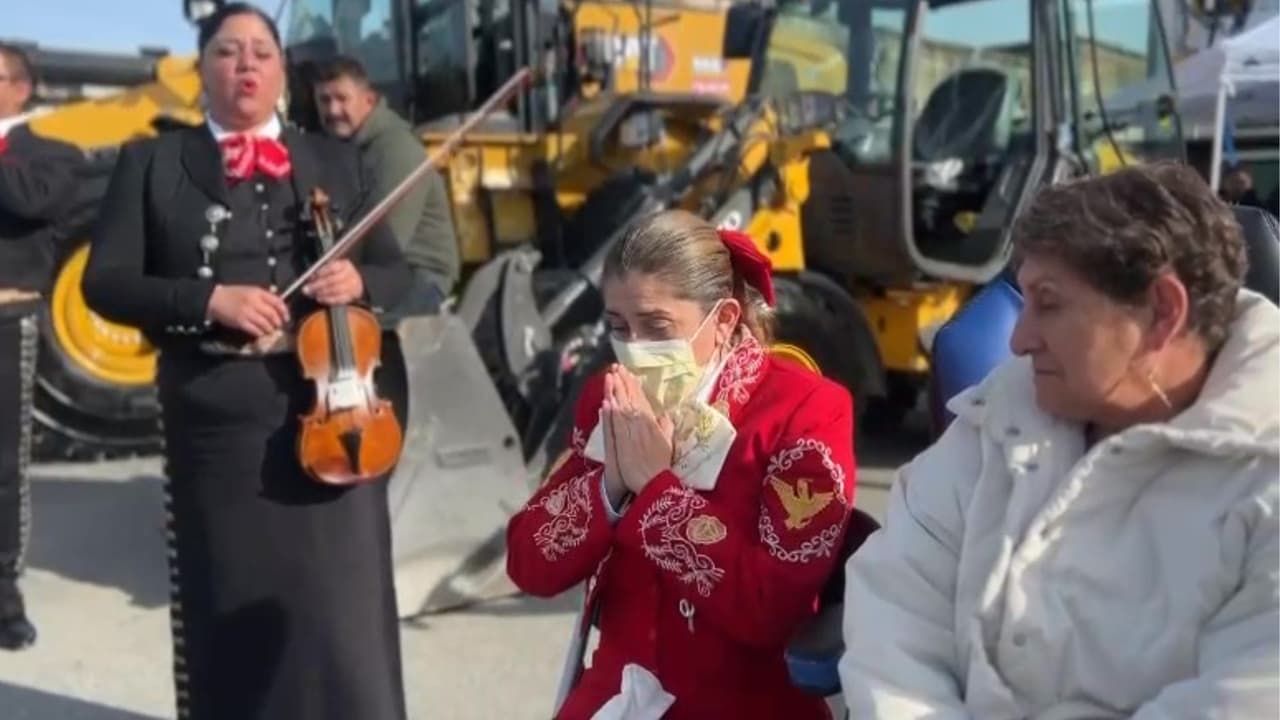 Líderes comunitarios y miembros de diferentes clubes de automóviles se unieron este fin de semana para organizar un evento de recaudación de fondos en beneficio de Patricia Córdoba, conocida como "La Voz de Colombia" y quien recientemente fue operada de un tumor cerebral.