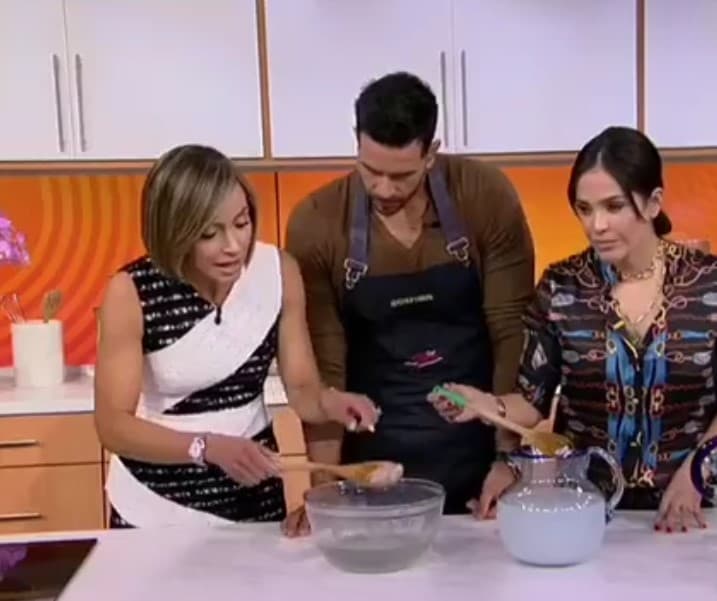 Satcha, Yisus y Karla demostraron al público de Despierta América que existen alternativas para contribuir en el cuidado de la Tierra al presentar bolsas biodegradables que se destruyen al contacto con el agua.
<br>