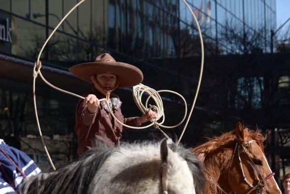 <b><a href="http://www.vaquerogathering.com/sample-page/event/performances/" target="_blank">Encuentro Vaquero:</a></b> Fort Worth Stockyards rinde homenaje a la tradición vaquera del 8 de octubre al 10 de octubre del 2021. Habrá tres presentaciones que muestran la historia, cultura y tradición de los primeros tiempos de vaqueros y charros de Texas 
<a href="https://cowtowncoliseum.com/events/apha-vaquero-gathering" target="_blank">en el legendario Cowtown Coliseum.</a> 
<b> </b>
<br>