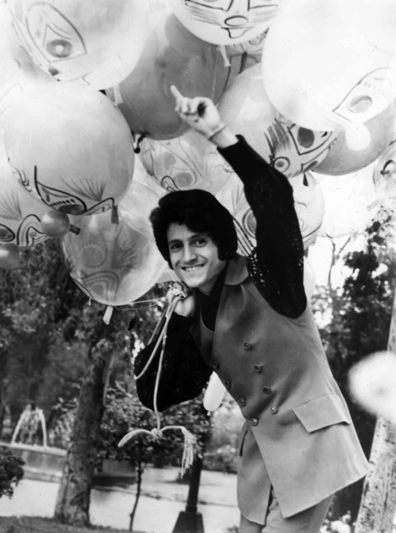 El artista afirmó que el dictador era un habitual en su finca familiar: "
<b>Se le caía la baba con mi padre"</b>, dijo sobre el vínculo que tenía con su papá, el torero Luis Miguel Dominguín. "Hay fotografías en las cuales tú ves a Franco mirando a mi padre con una cara de admiración", aseguró.