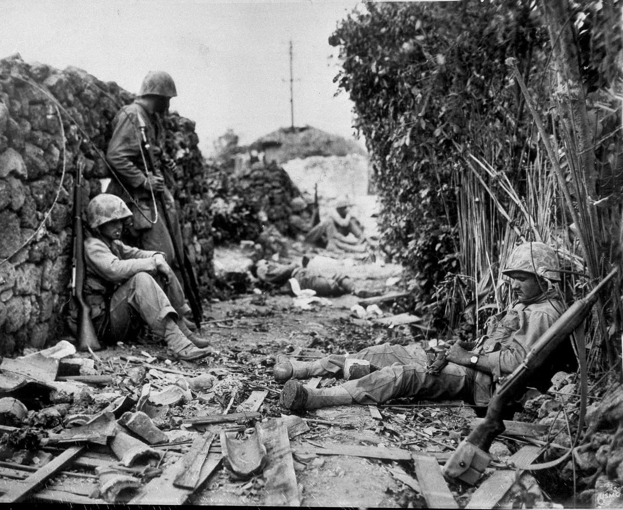 Mientras que EEUU superó las defensas japonesas en el norte de Okinawa el 18 de abril, al sur la oposición de Japón era férrea. En la fotografía soldados estadounidenses exhaustos cuando intentaban tomar la ciudad de Naha, al sur de Okinawa, el 28 de mayo de 1945. 
<br>