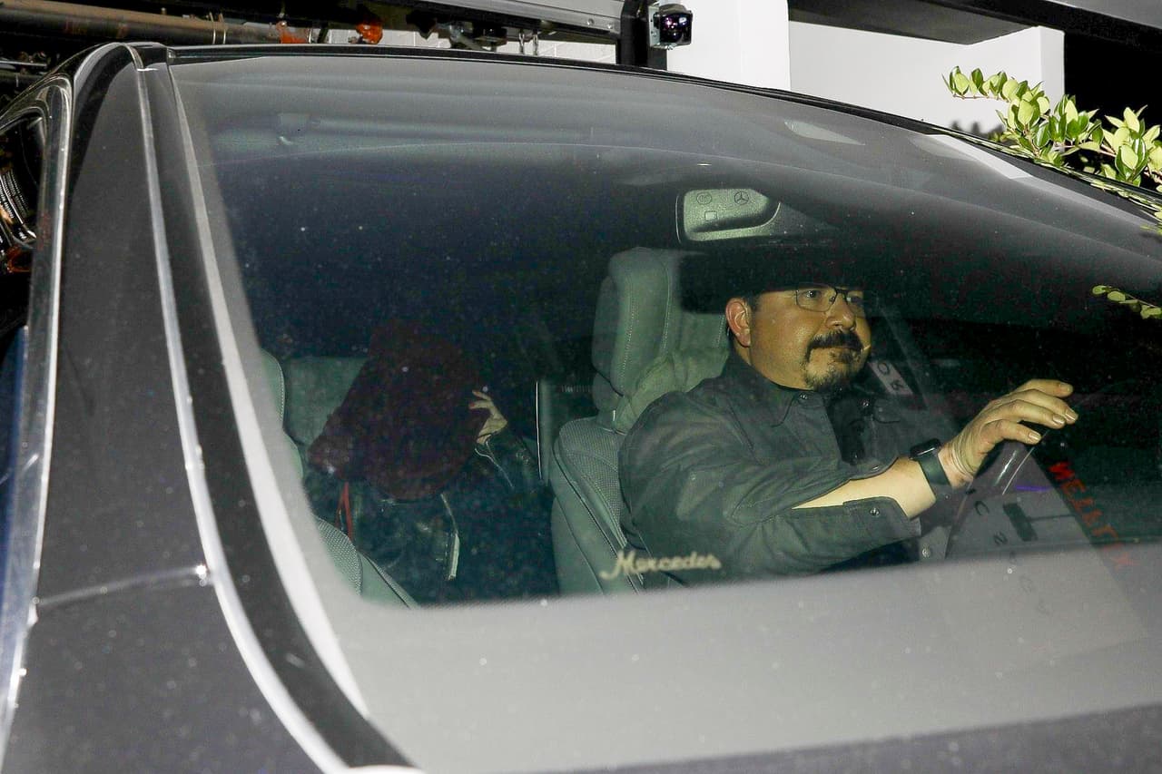 Aunque quisieron pasar desapercibidos ante los paparazzi, la modelo fue captada cubriéndose el rostro para no ser identificada.
<br>