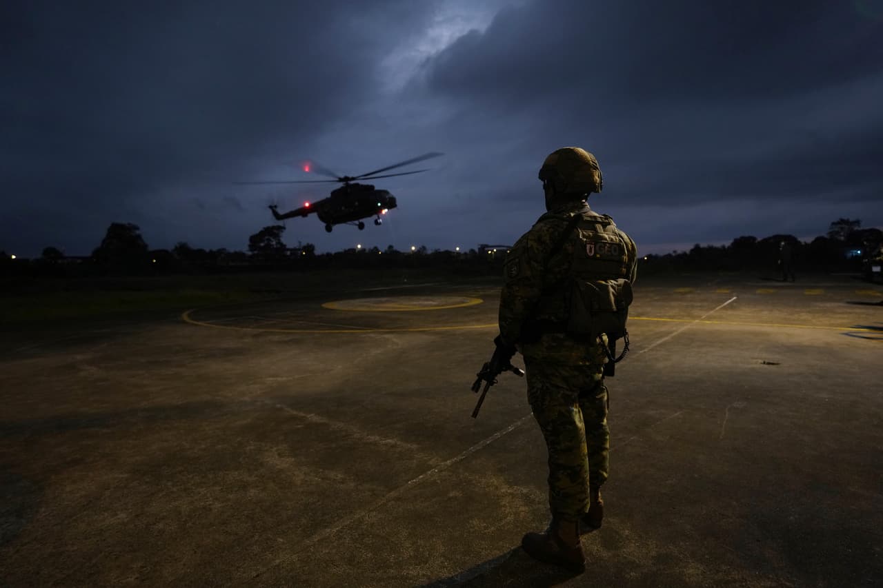 Para dar con su paradero, Fausto Salinas, comandante general de Policía, indicó que
<b>“se realizan operativos de control en las rutas de ingreso y salida de la provincia</b>, se han realizado cercos perimetrales en las ciudades y en los alrededores de la cárcel de Santo Domingo”.
<br>