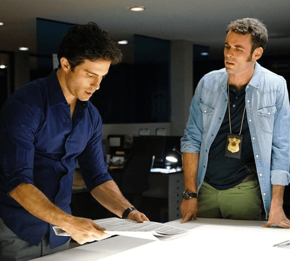 El actor de origen canadiense Jaume Mateu es Simon Narváez.