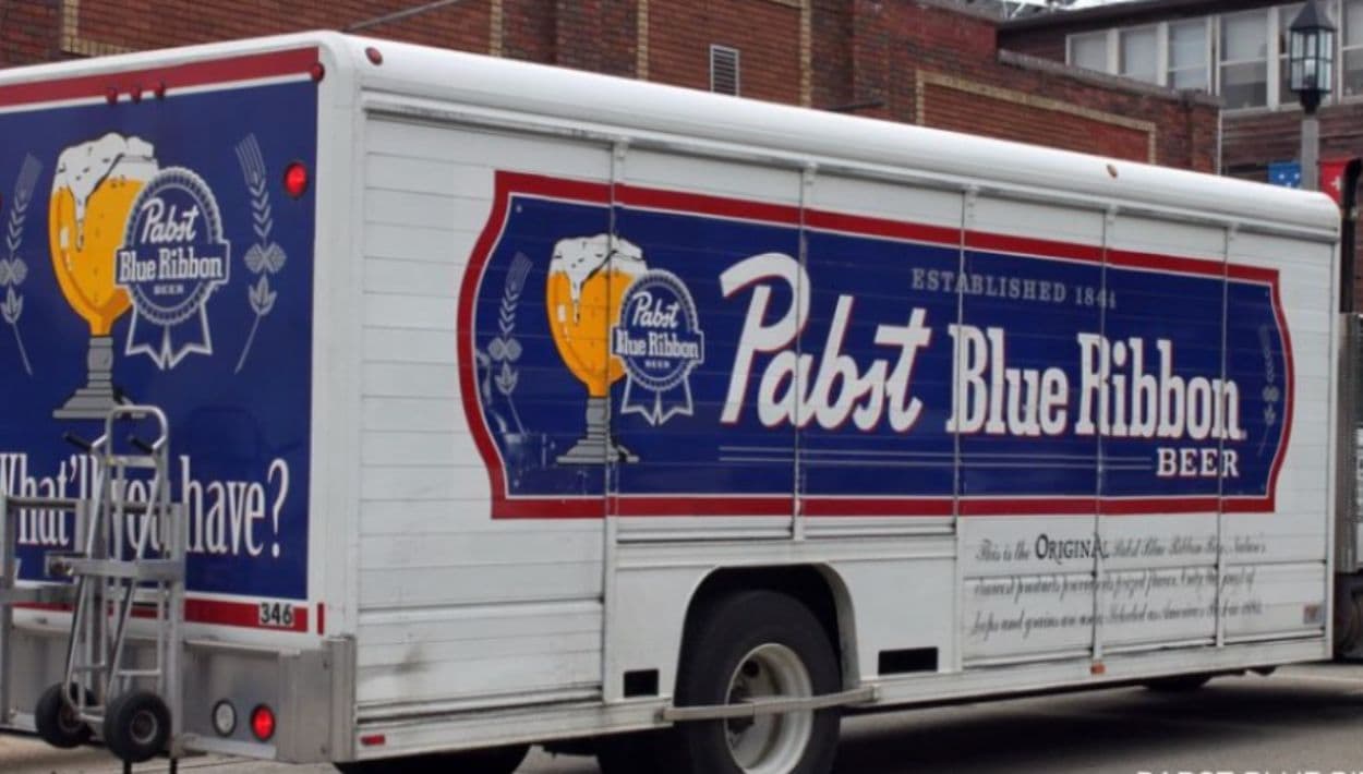 Un enorme cargamento de cerveza desapareció en California y ahora buscan recuperarlo.