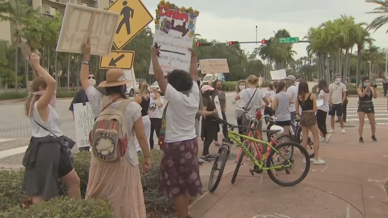 Jóvenes protestan pacíficamente en Key Biscayne en el primer día de las honras fúnebres de George Floyd