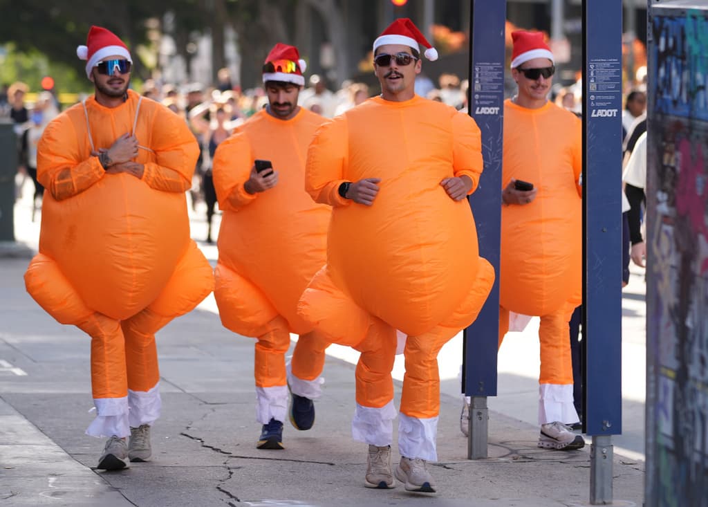 Más de 7,000 personas corrieron esta mañana de Acción de Gracias en Grand Park, frente al Ayuntamiento de Los Ángeles, en la 13ª edición anual de la Turkey Trot LA. El evento recaudó fondos para The Midnight Mission, organización que proporciona servicios a personas sin hogar en la ciudad.