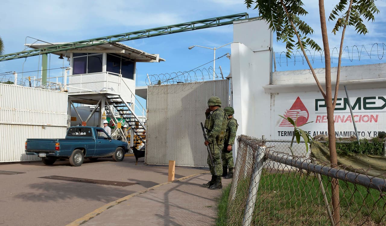 En el proyecto participan 15 dependencias federales e incluye la acción de intervención de personal, monitoreo y observación de procedimientos de abastecimiento y reparto. En la foto, militares custodian las instalaciones de almacenamiento y distribución de combustibles de Petróleos Mexicanos (Pemex), en el estado de Sinaloa.