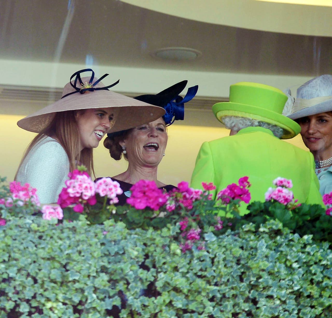 Aunque sus tropiezos han generado dolores de cabeza en la familia del príncipe Andrés, fotos recientes dan cuenta de que
<b> la reina Isabel II se lleva bien</b> con la madre de sus nietas, Beatrice, de 30 años y Eugenie, de 28.