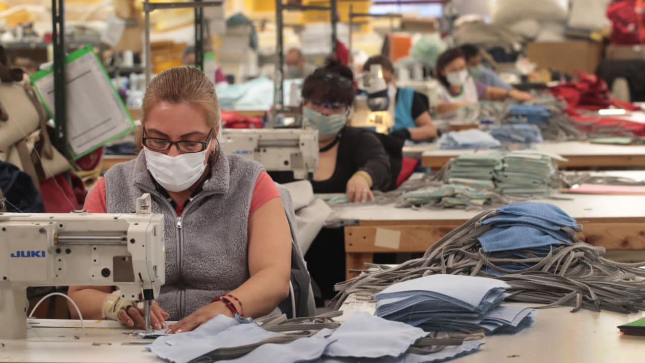 Una junta de seguridad laboral discute este jueves si eliminar el mandato de uso de una máscara y el requerimiento de distancia social en sitios de trabajo. Esta medida eventualmente aplicaría a compañías o áreas laborales en las que todos estén vacunados contra el coronavirus. De aprobarse, los empleadores pedirían el récord de vacunación de cada colaborador, aunque no sería obligatorio entregarlo.
